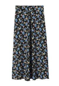 Jupe longue florale en tissu léger. Fond noir avec des roses bleues et roses, présentant une coupe décontractée et fluide avec une ceinture.