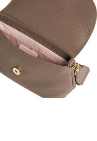 Borsa a mano in pelle beige con finitura strutturata, ferrature dorate e una fodera rosa chiaro. Presenta una chiusura a scatto magnetico e una tracolla rimovibile.