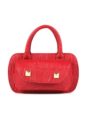 Bolso de mano de cuero rojo con superficie texturizada, parte superior redondeada, asas cortas y dos tachuelas doradas en la solapa frontal. Diseño compacto.