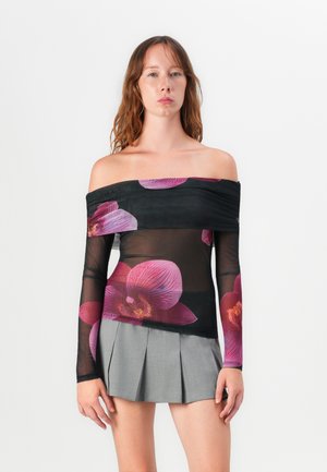 Õlgadelt avatud must õhuke topp, millel on elavad roosa orhidee print. Topp on pika varrukaga ja sobib hästi, koos halli plisseeritud seelikuga.