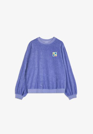 Fioletowy sweter z miękką teksturą, żebrowanym okrągłym dekoltem i gathered sleeves. Posiada kolorowy, geometryczny naszywka na klatce piersiowej.