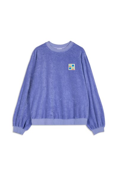 Lavender lange mouwen sweatshirt met ribbelboorden aan de mouwen en onderkant, met een kleine kleurrijke vierkante grafiek met cirkels en dambordpatronen op de borst.