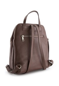 Brun struktureret læderrygsæk med top håndtag, justerbare stropper og en vandret lynlåslomme på rygpanelet mod en hvid baggrund.