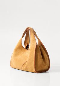 Sac à main en daim jaune moutarde avec une forme incurvée. Présente des coutures rouges contrastées et des poignées doubles. Texture lisse, design minimaliste.