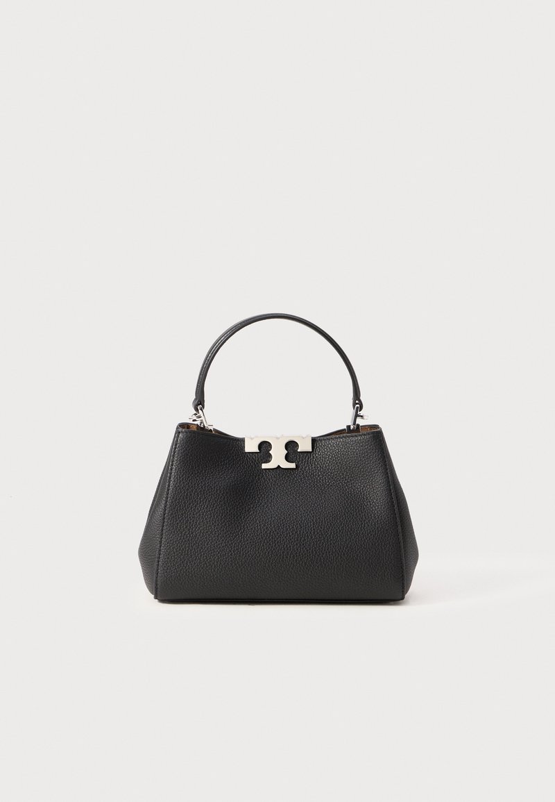 Sac à main en cuir noir avec une forme structurée, doté d'un fermoir en métal argenté et d'une seule poignée supérieure. Surface texturée avec un grain marqué.
