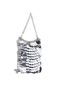 Silberne Pailletten-Handtasche mit einer Kettenriemen, die eine rechteckige Form und eine strukturierte Oberfläche aufweist, die durch überlappende runde Pailletten geschaffen wurde.