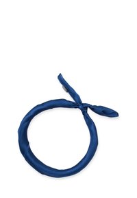 Bandeau en satin bleu marine avec un design torsadé, fini par un détail de nœud sur un côté. Texture lisse et forme flexible.