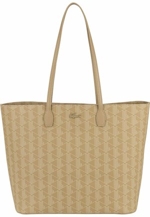 Sac fourre-tout beige avec un motif texturé, deux poignées pour les épaules, et un accent logo à l'avant, fabriqué en matériau synthétique. Grand et au design ouvert.