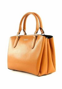 Sac à main structuré en cuir orange avec deux poignées roulées, ferrures argentées et texture lisse. Présente un design élégant avec des plis latéraux.