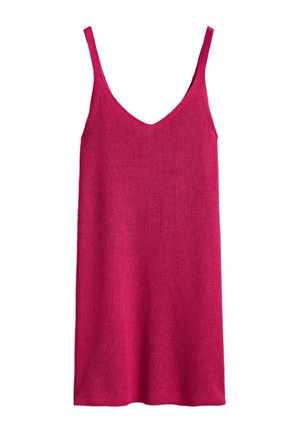 Ärmelloses magentafarbenes Strickkleid mit V-Ausschnitt und dünnen Schulterträgern, vor weißem Hintergrund dargestellt.
