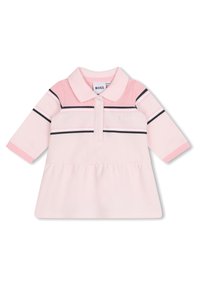 Robe polo rose clair avec un col, présentant des rayures horizontales bleu marine et roses, des manches longues et une jupe évasée.