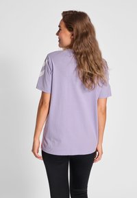 Hummel LEGACY CHEVRON  - T-shirts print - heirloom lilac