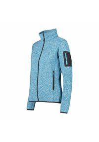 Sininen täyzipper-takki fleecestä, korkealla kauluksella, mustilla vetoketjun reunuksilla ja vetoketjullisella taskulla vasemmassa hihassa.