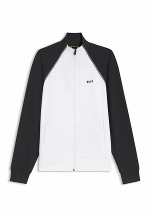 Biała kurtka na zamek błyskawiczny z czarnymi rękawami, wysokim kołnierzem, bocznymi kieszeniami i małym logo "BOSS" na lewej piersi.