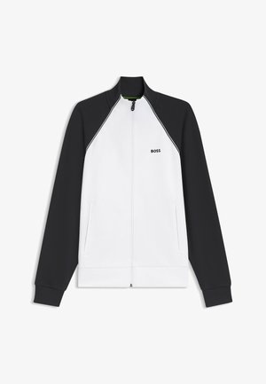 Giacca bianca con zip, maniche nere, collo alto, tasche laterali e piccolo logo "BOSS" sul petto a sinistra.