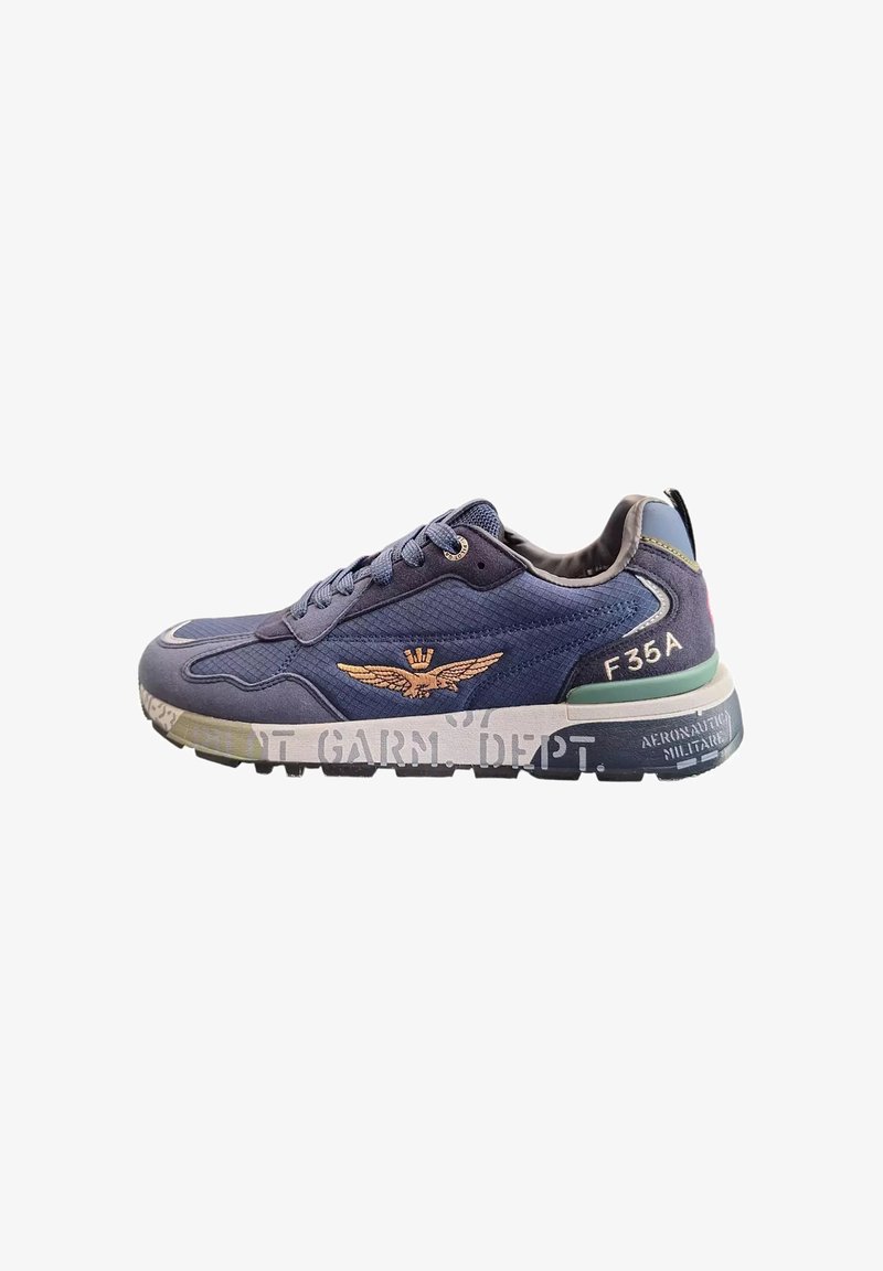 Sneaker blu navy con logo dell'aquila, testo "F35A", suola camouflage con branding "GARM DEPT" e "AERONAUTICA MILITARE".