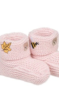 Przytulne różowe skarpetki z wysokim mankietem. Zawierają haftowaną twarz misia, pszczołę i liść klonu. Miękka struktura, wygodny design.