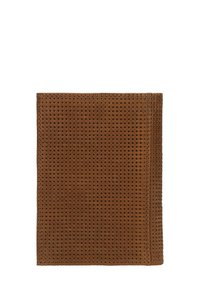 Bruine geperforeerde textiel notitieboekhoes met een gladde textuur en strakke randen, die een simplistisch ontwerp en een uniform gatpatroon laat zien.