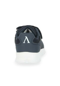 Sneaker da uomo navy con logo bianco, parte superiore in rete, collo imbottito, cinturino regolabile e suola bianca texturizzata per trazione.