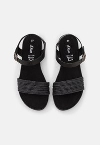 Mustat sandaalit, joissa on pehmeä vaahtomuovipohja, kahdella palmikko strapilla ja nilkkastrapilla, jossa onSolki. Koko 37. Sileä pinta.