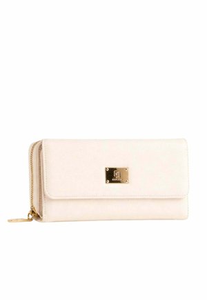 Portafoglio rettangolare color crema con una cerniera dorata e una piccola targhetta con logo dorato sulla patta frontale.