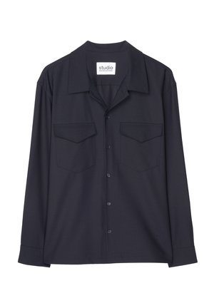 Mørkeblå langærmet skjorte med krave, knaplukning foran og to brystlommer. Fremstillet af glat stof med en skræddersyet pasform.