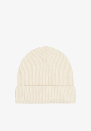 Căciulă tricotată crem cu model ridicat și margine pliată, accesoriu simplu și călduros pentru iarnă.