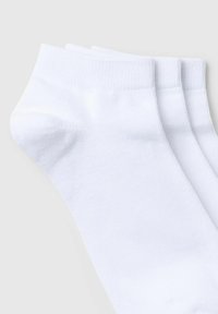 Trys poros baltų medvilninių kojinių su raukšlėmis viršuje ir lygiu paviršiumi, turinčios paprastą, vienos spalvos dizainą.