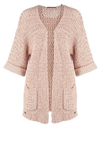 Jasnoróżowy kardigan z otwartym przodem, wykonany na drutach, z rękawami do długości trzech ćwiartek i dwoma przednimi kieszeniami, o fakturowanym wzorze splotu.