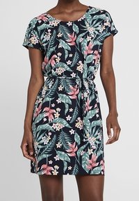 Kwiatowa sukienka w ciemnym granacie z różowymi i zielonymi tropikalnymi wzorami, krótki rękaw oraz regulowany ściągacz w talii dla luźniejszego kroju.