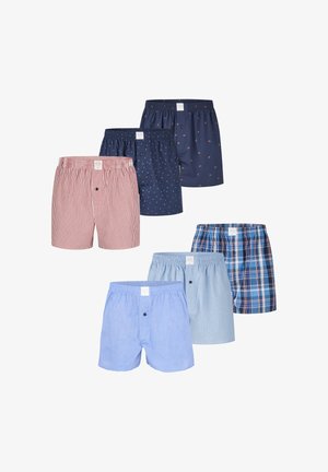 Sechs Paar Herren-Boxershorts mit elastischem Bund in verschiedenen Mustern: rote Streifen, Marineblau mit kleinen Druckmustern, Hellblau und Blau kariert.