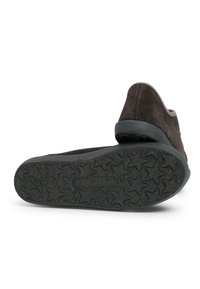 Tmavě hnědá semišová bota s kulatou špičkou a texturovanou gumovou podrážkou se vzory hvězd. Boční akcent ve světle šedé barvě.