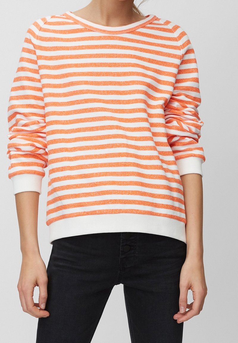 Jersey de punto con rayas en naranja y blanco. Material suave, cuello redondo ancho, puños y dobladillo acanalados, y corte holgado. Combina con vaqueros negros.