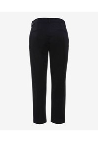 Pantalon noir avec une coupe ajustée, doté de deux poches arrière et de passants de ceinture, fabriqué dans un tissu lisse au design épuré.