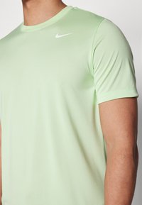 Nike Performance TEE RESET - T-skjorte til trening - vapor green/white