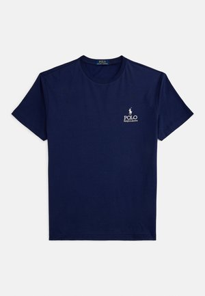 Marineblaues Baumwoll-T-Shirt mit kurzen Ärmeln, Rundhalsausschnitt und einem kleinen weißen bestickten Logo auf der Brust. Sauberes, minimalistisches Design.