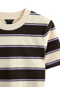 T-shirt a maniche corte color beige con righe orizzontali marroni e lilla, dotata di scollo rotondo e tessuto morbido in cotone.