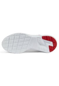 Suela de zapatilla de goma blanca con patrones de agarre texturados. Presenta un acento rojo cerca del talón y un logo estampado en el lateral.