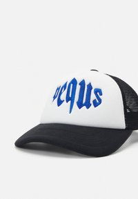 Svart og hvit caps med blå brodering som leser "pequs." Den har en solid front og nettingbakside for pusteevne.