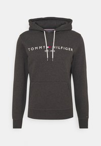 Tmavě šedá mikina s kapucí vyrobená z bavlněné směsi, s přední klokaní kapsou, bílými šňůrkami a logem "TOMMY HILFIGER" přes hruď.