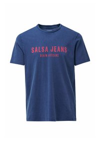 Camiseta de manga corta azul marino hecha de un tejido suave, con texto rojo audaz "SALSA JEANS DENIM ARTISANS" en el pecho.