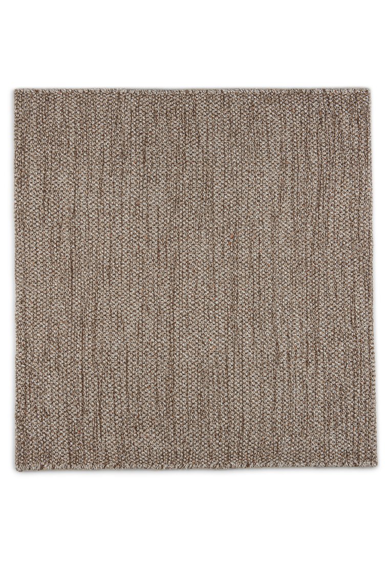 Koberce s pleteným vzorem v hnědých odstínech, s texturovaným, tkaným vzorem. Obdélníkový tvar s třepenými okraji. Měkký, textilní materiál.