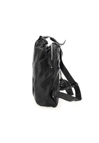 Mochila de piel negra con acabado texturizado, cierre superior con cremallera, correas ajustables y un compartimento lateral.