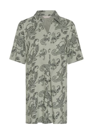 Cămașă verde deschis cu mâneci scurte, cu modele florale paisley negre complicate și guler, cu o scurtă pată frontală.