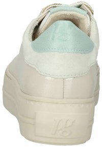 Sneaker beige chiaro con finitura in pelle liscia, dettagli in camoscio e un tallone verde menta, caratterizzato da logo impresso sul retro.