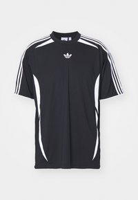 Musta lyhythihainen t-paita, jossa valkoiset korostusraidat, pyöreä pääntie ja pieni logo rinnassa. Valmistettu kevyestä kangasmateriaalista.