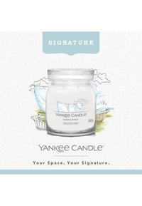 Yankee Candle SIGNATURE MEDIUM JAR CLEAN COTTON - Doftljus - white