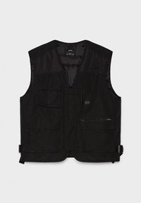 Chaleco negro hecho de tela texturizada que cuenta con múltiples bolsillos, una cremallera frontal y correas laterales ajustables para el ajuste. Diseño ligero y funcional.