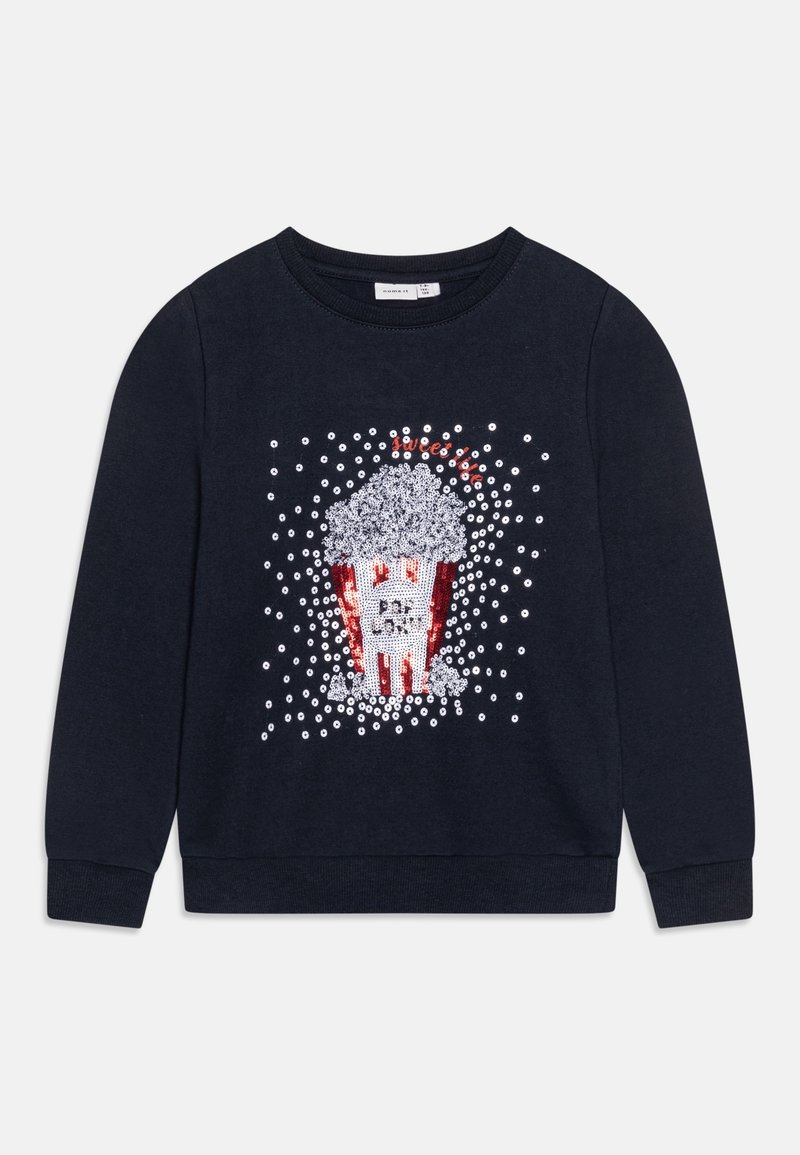 Sweat-shirt bleu marine avec un design de seau de popcorn en sequins, des rayures rouges et blanches, du popcorn blanc, et le mot « YUMMY » en sequins rouges.