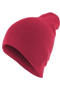 Caciula tricotată roșie, cu o textură ribbed și un vârf rotunjit, având un design ușor lăsat și o margine extinsă pentru o acoperire suplimentară.